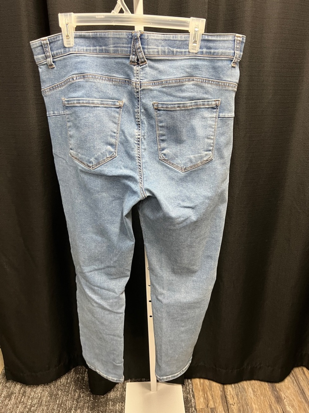 Light Wash Women's Skinny Jeans - Comfortable Stretch - Picture 3 of 7